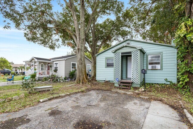 Building Photo - 2 bedroom 1 bath with porch