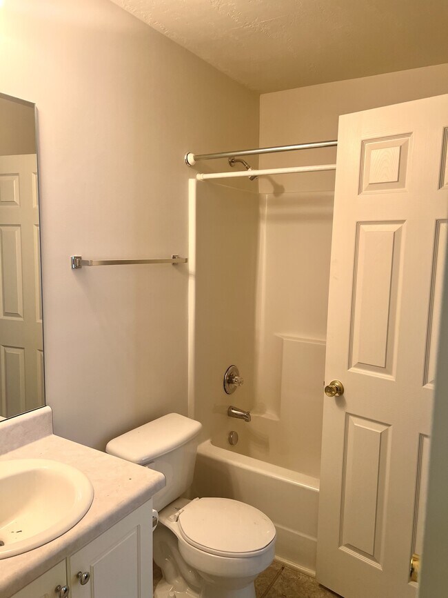 Building Photo - 107 Larkspur Ln