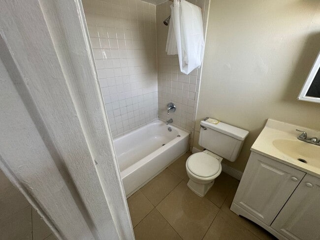 Building Photo - Nice 1-1 Condo Apartment with Central AC, Pool, & Laundry