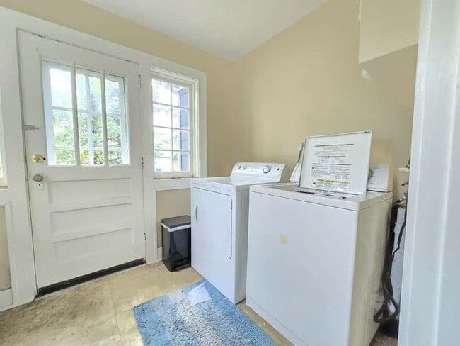 Building Photo - 218 E Navarre St