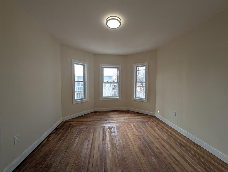 Building Photo - 5 Lowell Cir