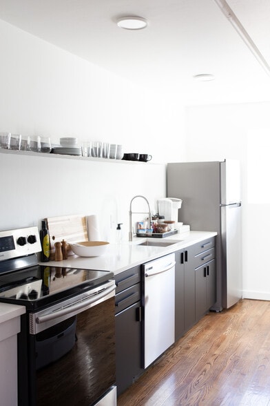 Primary Photo - Chapman Apartments