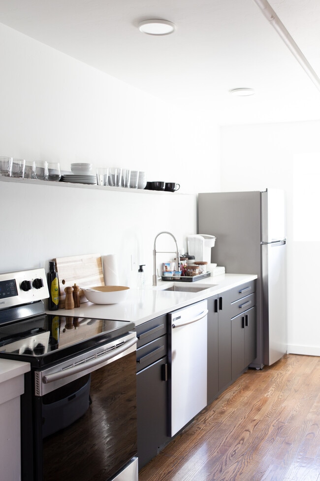 Building Photo - Chapman