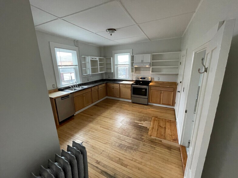 Kitchen w/ stainless steel appliances. - 18 North St