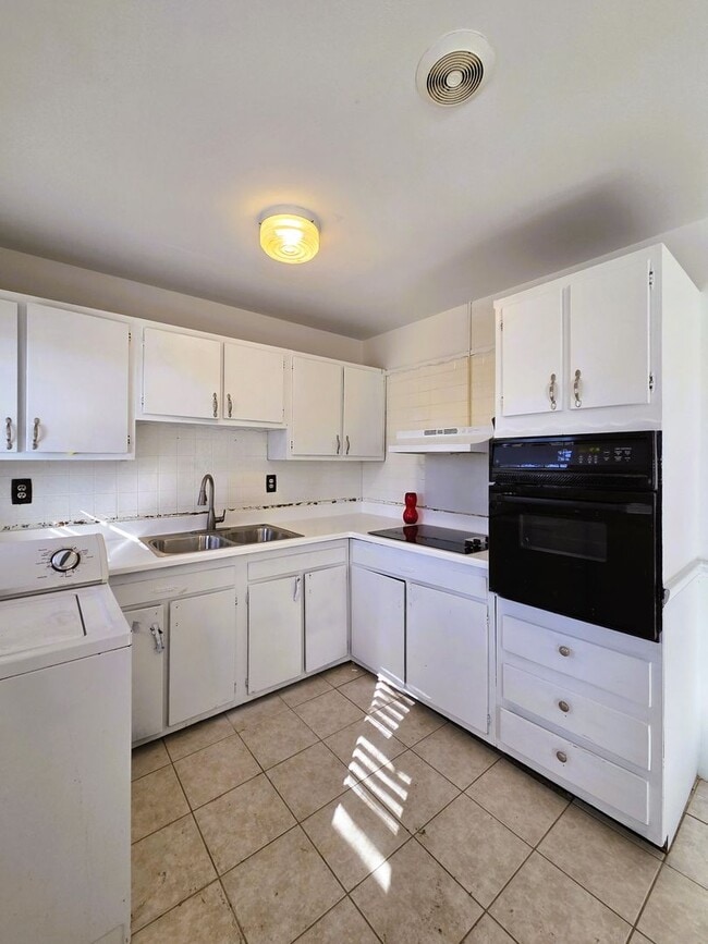 Building Photo - Traditional 4 bedroom cape in Staples Mill and Libbie Road corridor.