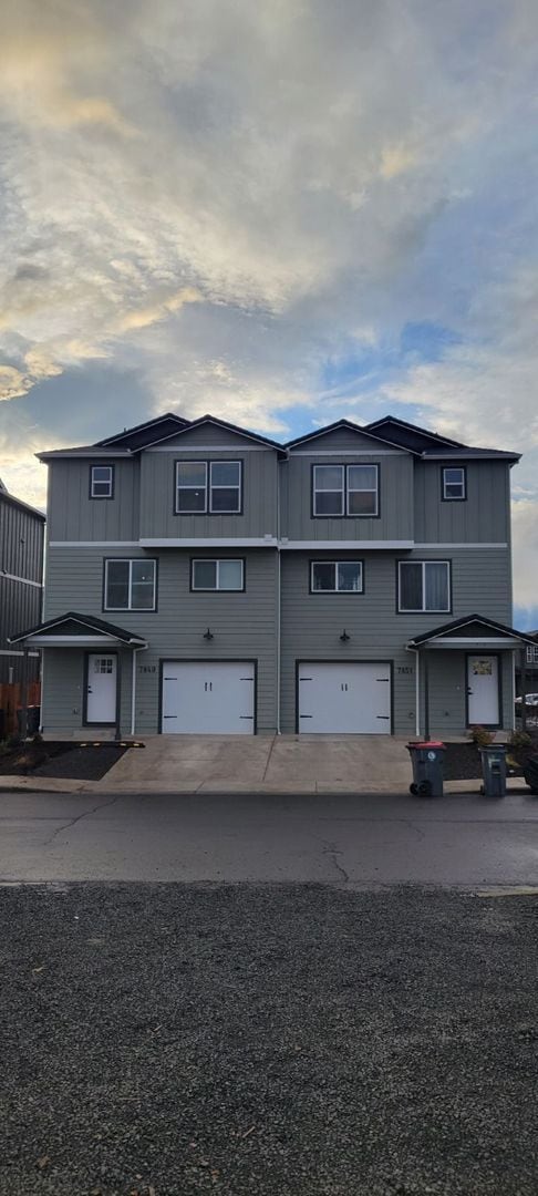 Building Photo - 3 Bedroom, 2.5 Bath Unit in Single Family ...