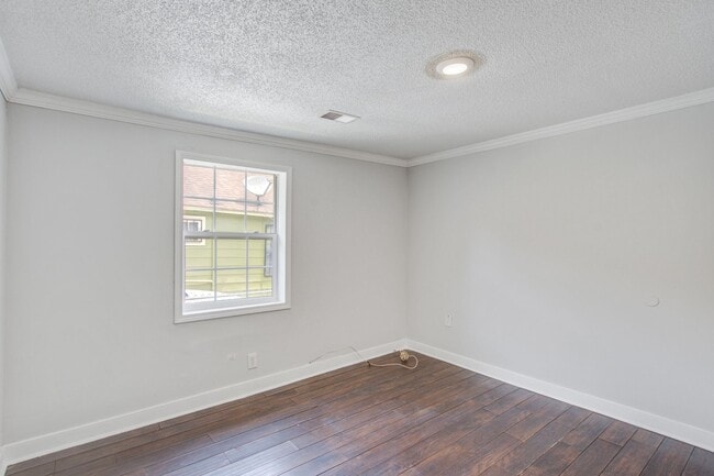 Building Photo - Modern Prime Location Near Park Circle