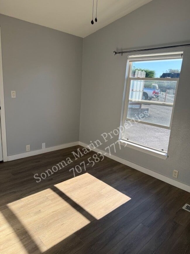 Building Photo - Great Single Level Home in the Country ~ West Petaluma ~ 2bd/2ba with Large Bonus Room