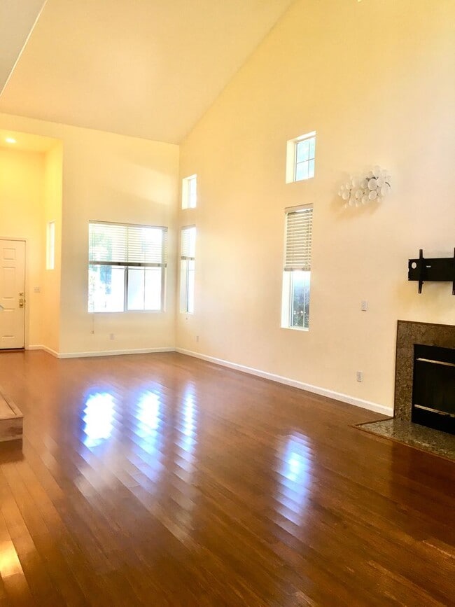 Building Photo - Open Single-Family 3Bed/2.5BA Home Mere Mi...