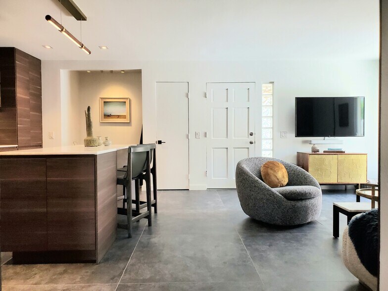 Building Photo - 2831 Sunflower Loop S