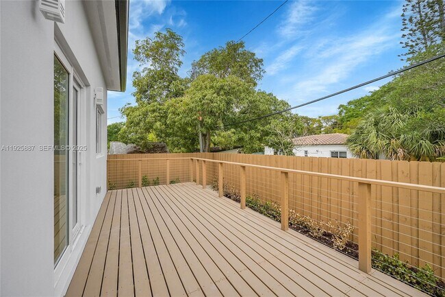 Building Photo - 2931 SW 12th Ave