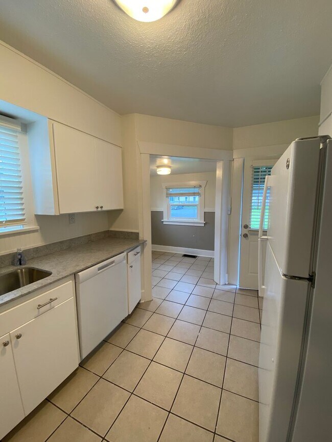 Building Photo - 15721 Main St E