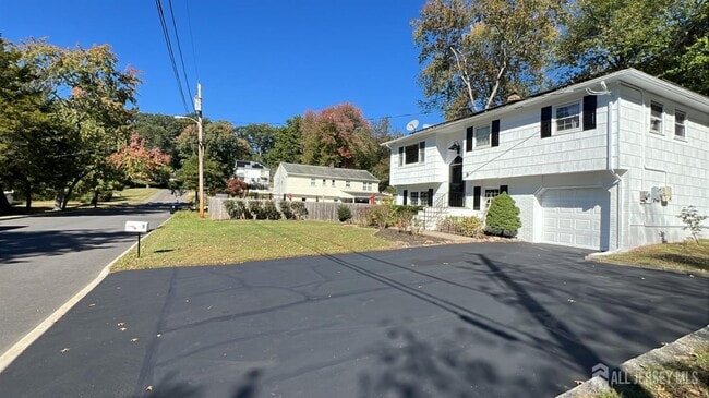 Building Photo - 9 Newman St