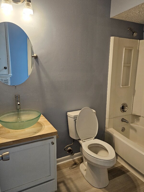 Building Photo - 719 Hedgelawn Way