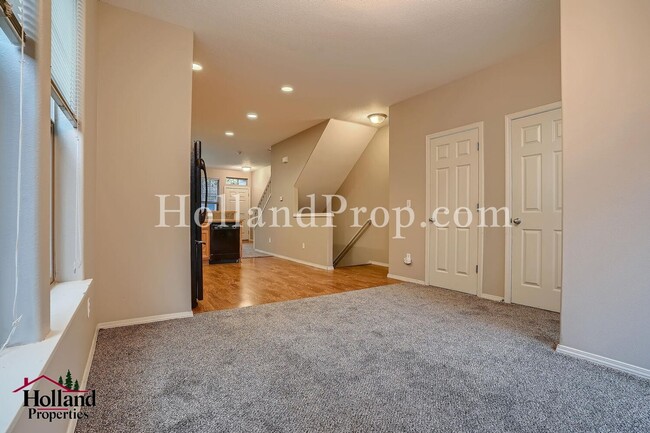 Building Photo - Charming End-Unit Townhouse in a Prime Loc...