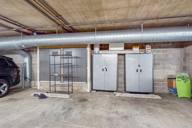 Building Photo - Stunning Condo with Downtown Views – Prime...