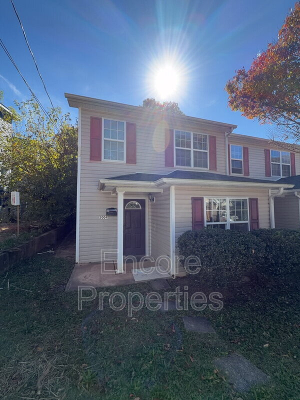 Building Photo - 2004 Hart St