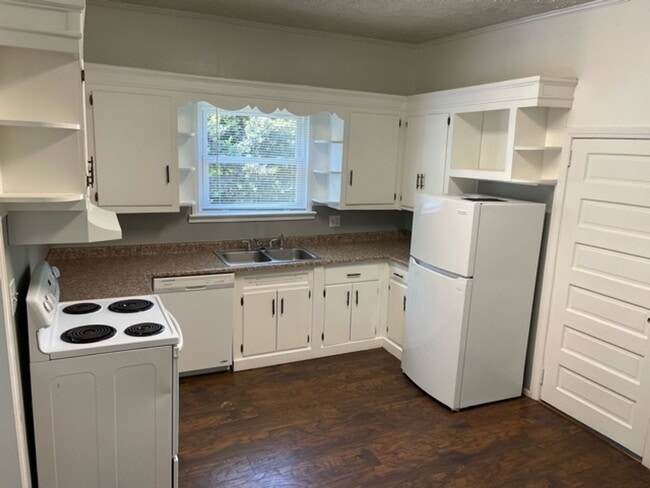 Building Photo - 2 BR, 1 Bath Bungalow located 1 mile from ...
