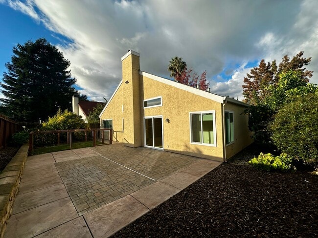 Building Photo - Single Story Court location