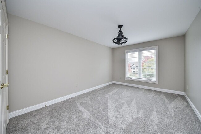 Building Photo - 325 Delnor Glen Dr