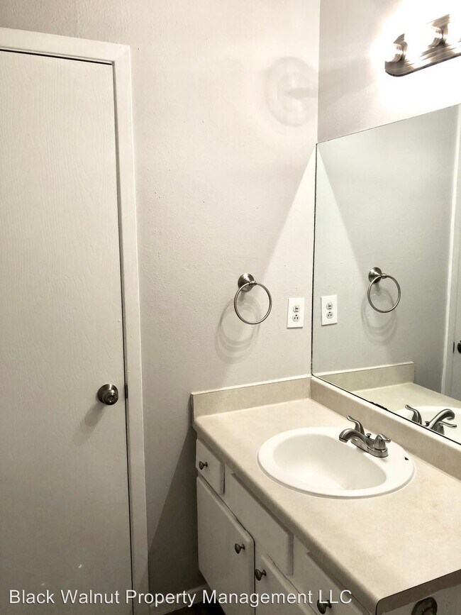 Building Photo - 1900 Albury Cove