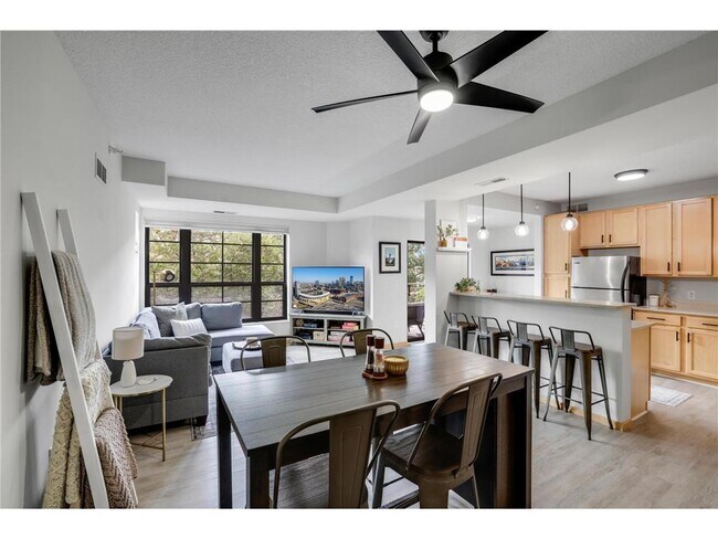 Building Photo - 2565 Franklin Ave