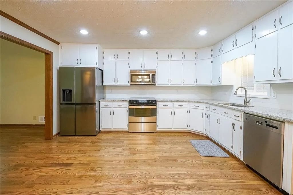 Building Photo - Room in Single Family Home on Azalea Dr