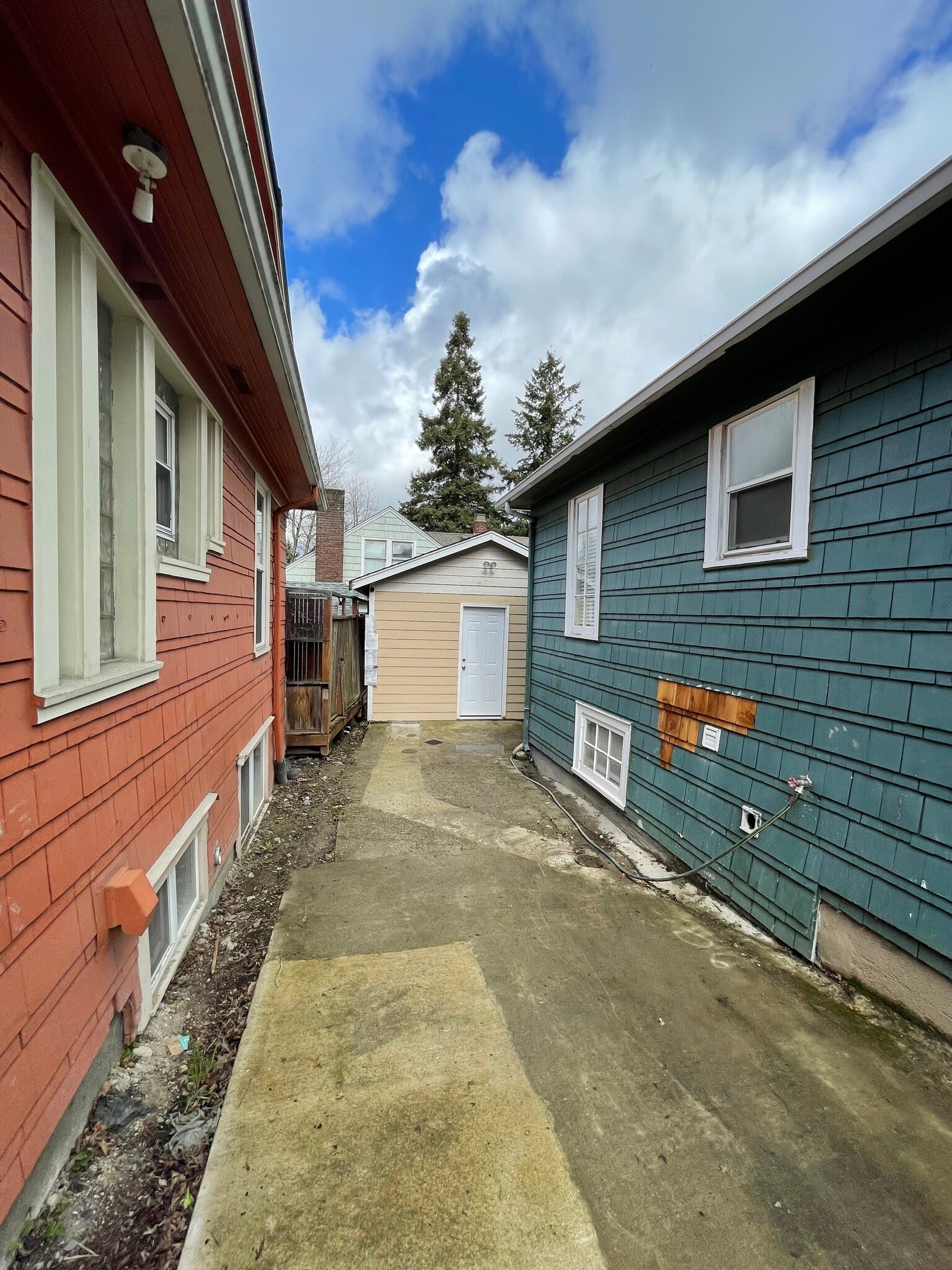 Building Photo - 704 NE 53rd St