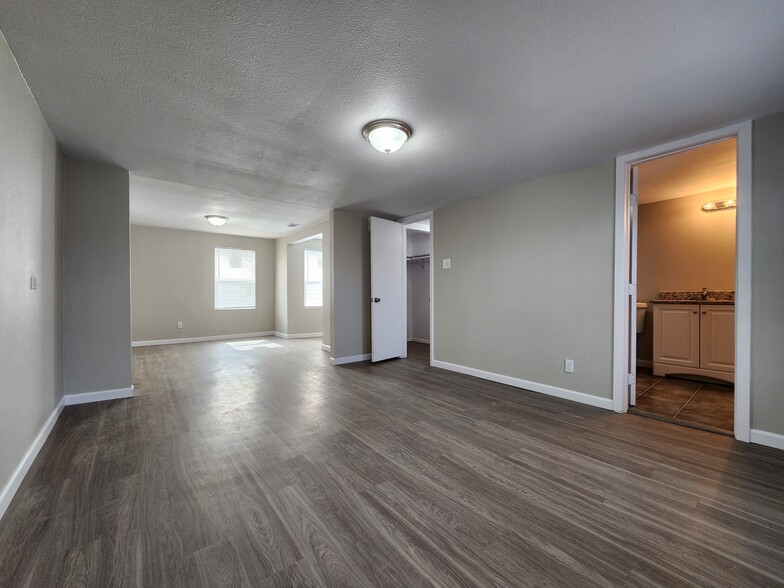 Master bedroom - 405 Perry Ave