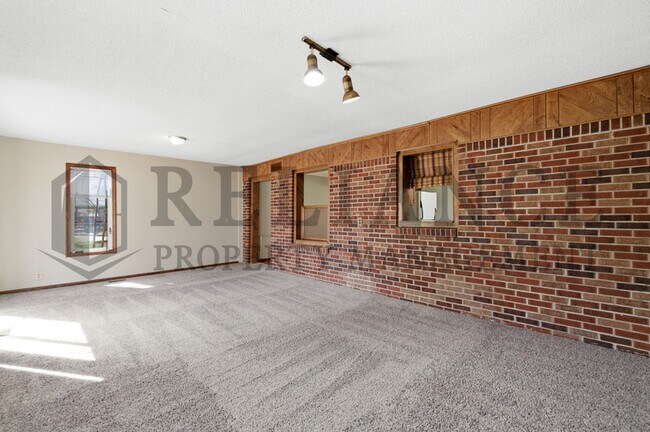 Building Photo - 2242 S Ridgewood Dr