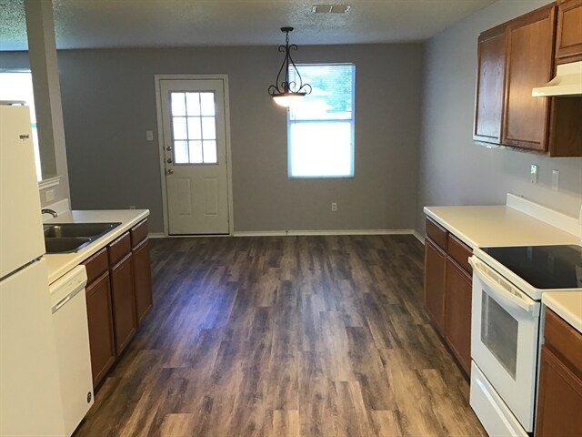 Building Photo - 1313 Cherokee Rose Ln