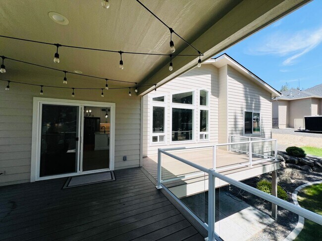 Building Photo - Luxury Rental