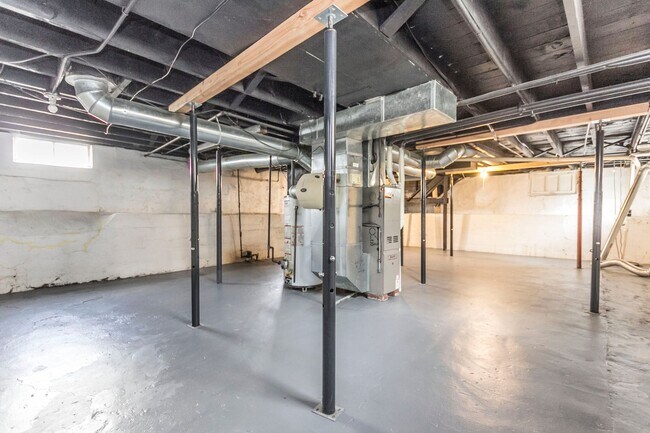 Building Photo - Spacious 2 bedroom 1 bath home