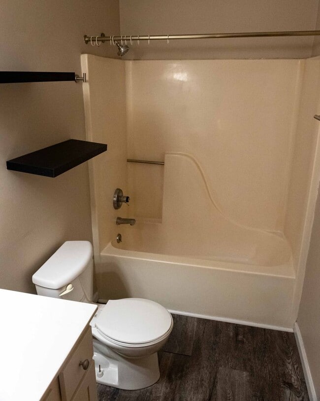 Building Photo - 423 S Park Square Dr