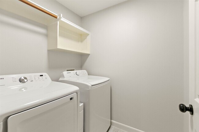 Building Photo - 10 Scenic Brook Ct