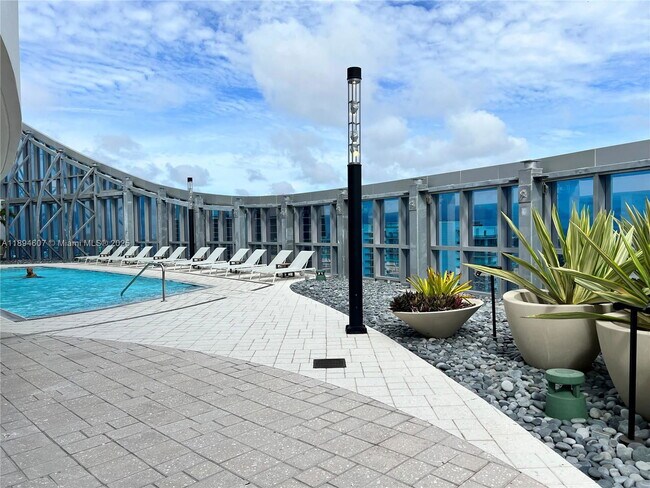 Building Photo - 851 NE 1st Ave