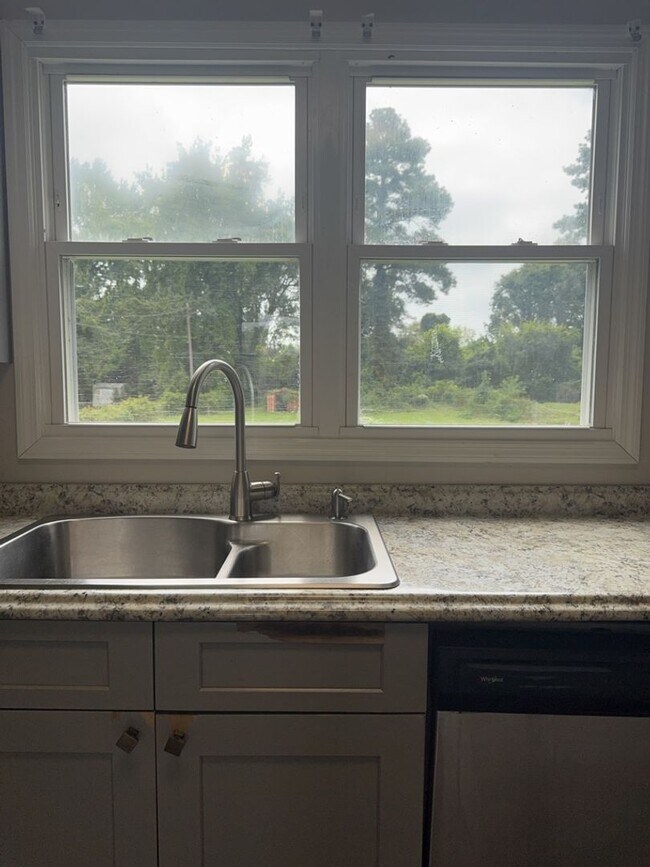 Building Photo - 3 bedroom Home- SECTION 8 ACCEPTED