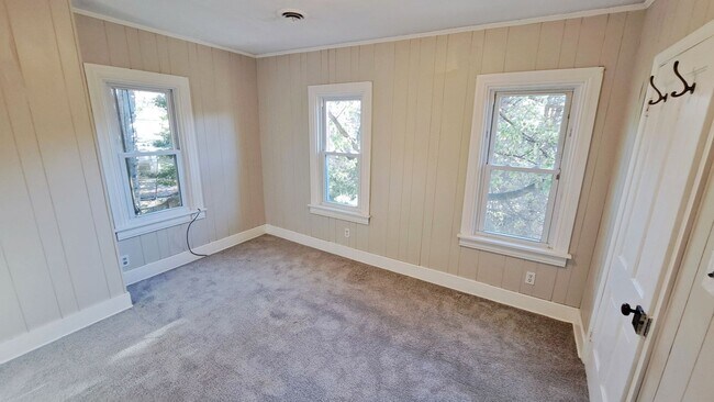 Building Photo - 3 Bed / 1 Bath Single Family Home