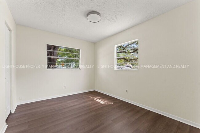 Building Photo - Updated 2 Bedroom Home Near Naval Station Mayport