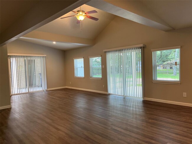 Building Photo - 304 S Shadowbend Dr