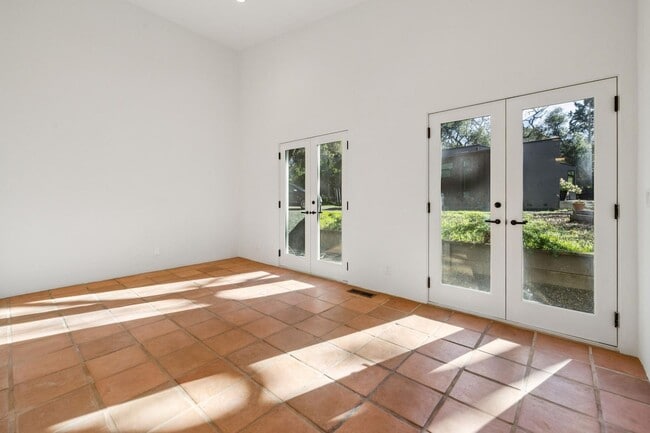 Building Photo - Charming 4BR Home Available in Private Portola Valley Cul de Sac