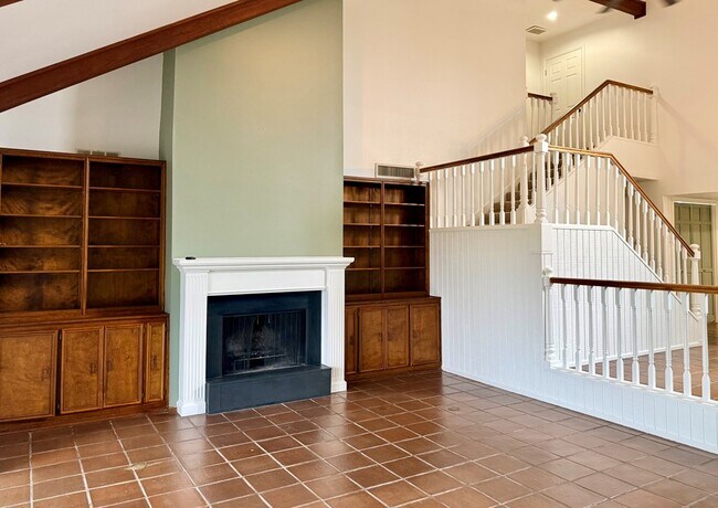 Building Photo - 511 Fairway Dr