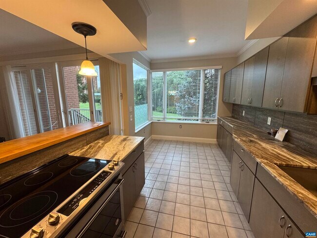 Building Photo - 500 Crestwood Dr