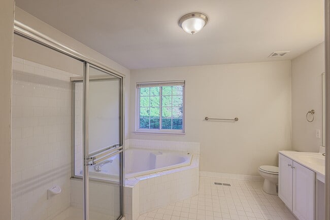 Building Photo - 641 Kirkcaldy Wy