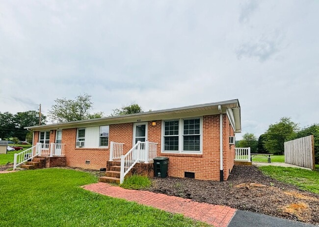 Building Photo - 922 Country Acres Rd
