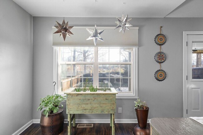 Building Photo - Country feel in the City.  Sharp 3 bed 2 bath.  Close to Fort Campbell.