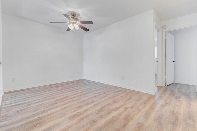 Building Photo - 10720 Briar Forest Dr