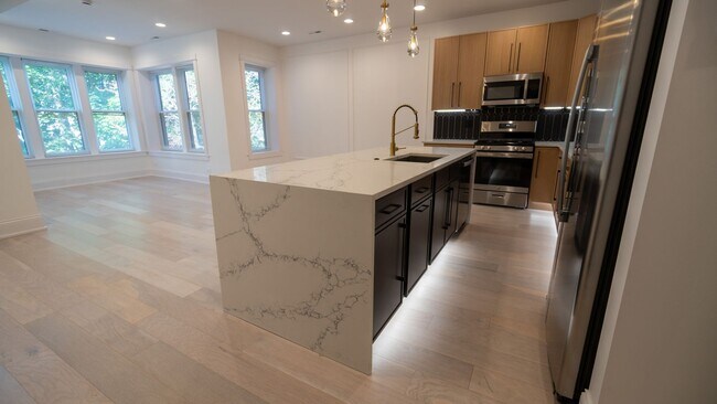 Building Photo - Newly Rehabbed 3-bedroom, 2-bath Gem with In-Unit Washer/Dryer! Discover Uptown Living.