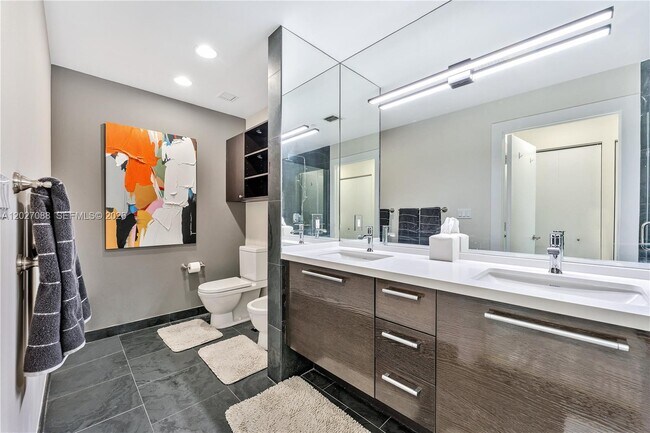 Building Photo - 900 Biscayne Blvd