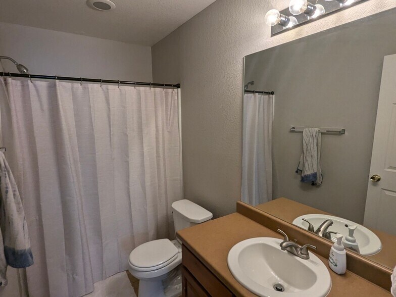 Building Photo - 3825 Kenwood Cir